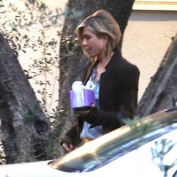 Jennifer Aniston de camino al Baby Shower de Emily Blunt