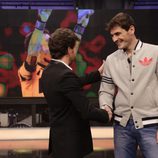 Pablo Motos saluda a Iker Casillas en 'El Hormiguero'