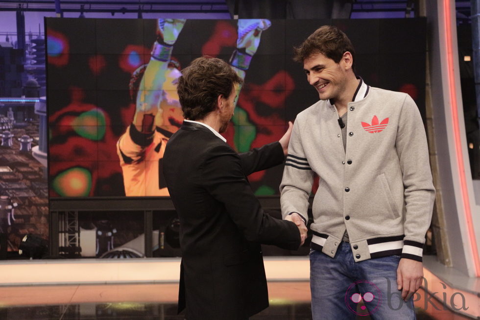 Pablo Motos saluda a Iker Casillas en 'El Hormiguero'