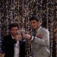 Iker Casillas y Pablo Motos brindando en 'El Hormiguero'