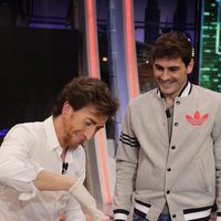 Pablo Motos e Iker Casillas cocinando en 'El Hormiguero'