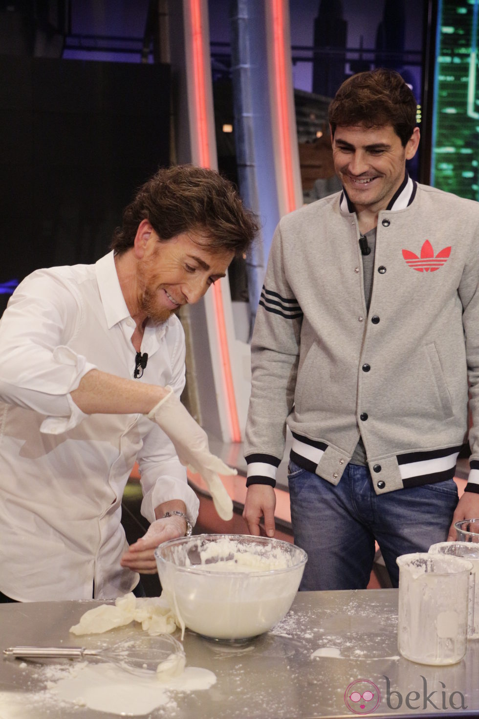 Pablo Motos e Iker Casillas cocinando en 'El Hormiguero'