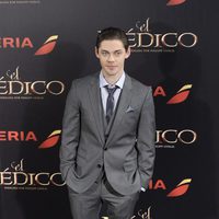 Tom Payne en el estreno de 'El Médico'