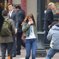 Dakota Johnson se aleja triste después del encuentro con Jamie Dornan en el rodaje de 'Cincuenta sombras de Grey' en Vancouver