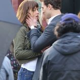 Jamie Dornan sujeta la cara de Dakota Johnson en el rodaje de 'Cincuenta sombras de Grey' en Vancouver