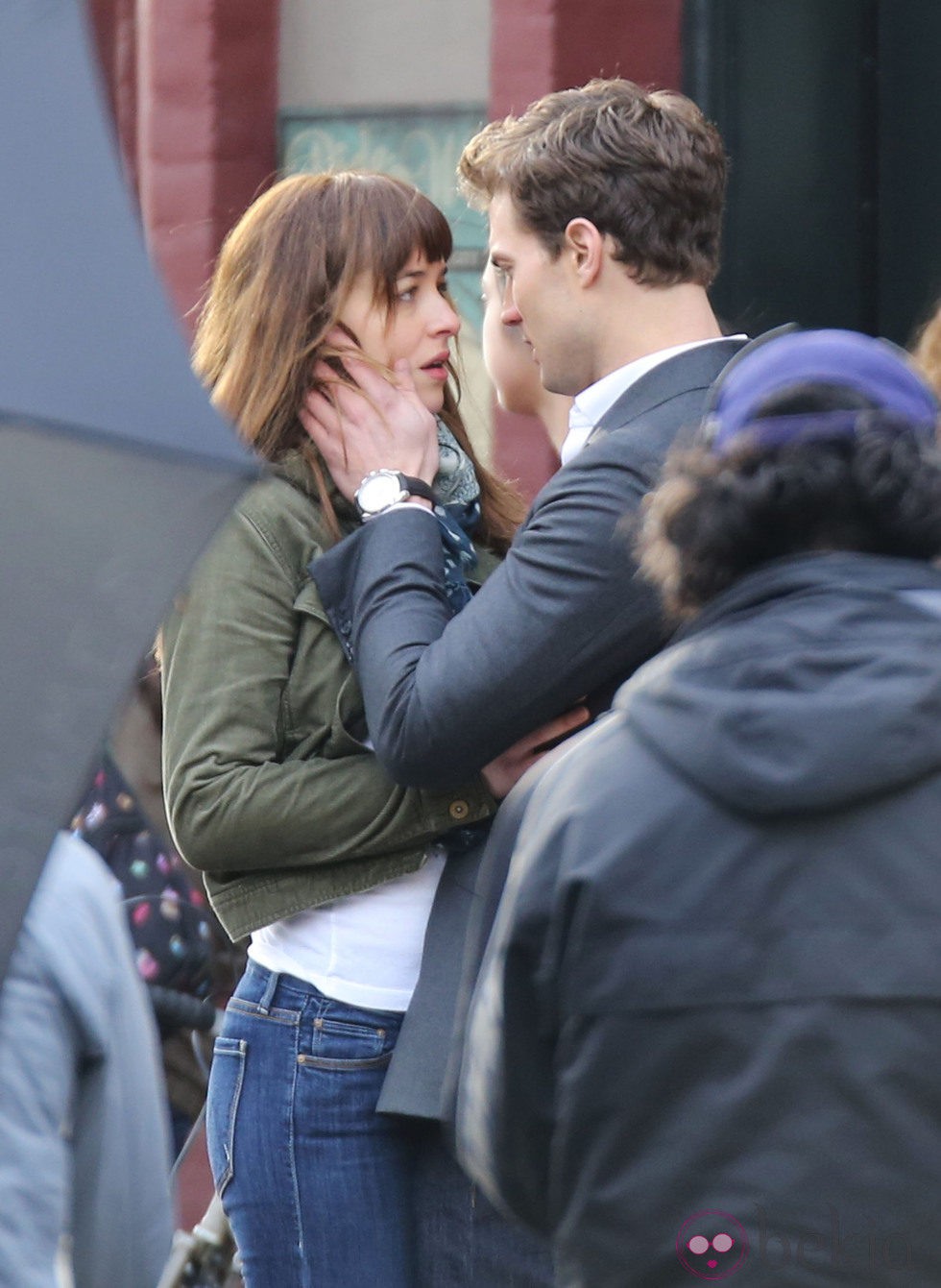 Jamie Dornan sujeta la cara de Dakota Johnson en el rodaje de 'Cincuenta sombras de Grey' en Vancouver