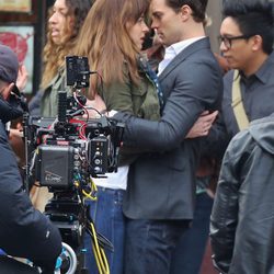 Dakota Johnson y Jamie Dornan muy cómplices en el rodaje de 'Cincuenta sombras de Grey' en Vancouver