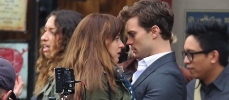 Dakota Johnson y Jamie Dornan muy cómplices en el rodaje de 'Cincuenta sombras de Grey' en Vancouver