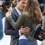 Dakota Johnson y Jamie Dornan conversan abrazados en el rodaje de 'Cincuenta sombras de Grey' en Vancouver