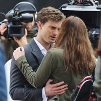 Dakota Johnson y Jamie Dornan conversan abrazados en el rodaje de 'Cincuenta sombras de Grey' en Vancouver