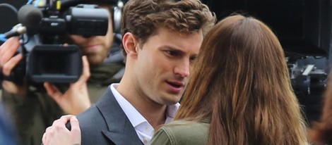 Dakota Johnson y Jamie Dornan conversan abrazados en el rodaje de 'Cincuenta sombras de Grey' en Vancouver