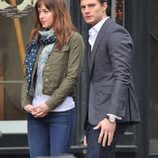 Dakota Johnson y Jamie Dornan a punto de grabar una escena amorosa en el rodaje de 'Cincuenta sombras de Grey' en vancouver