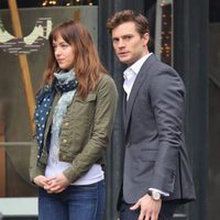 Dakota Johnson y Jamie Dornan a punto de grabar una escena amorosa en el rodaje de 'Cincuenta sombras de Grey' en vancouver