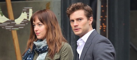 Dakota Johnson y Jamie Dornan a punto de grabar una escena amorosa en el rodaje de 'Cincuenta sombras de Grey' en vancouver