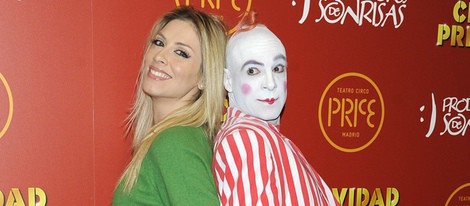 Roser con un payaso en el estreno del espectáculo 'Navidad en el circo Price'