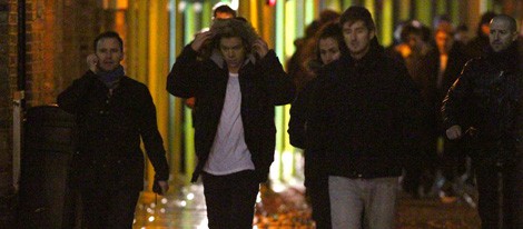 One Direction dirigiéndose al rodaje de su último videoclip en el Puente de la Torre de Londres