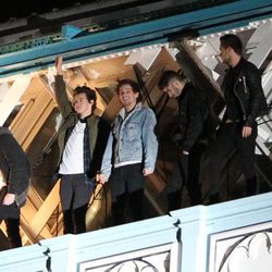 One Direction, sin miedo a las alturas, sobre el Puente de la Torre de Londres en el rodaje de su último videoclip