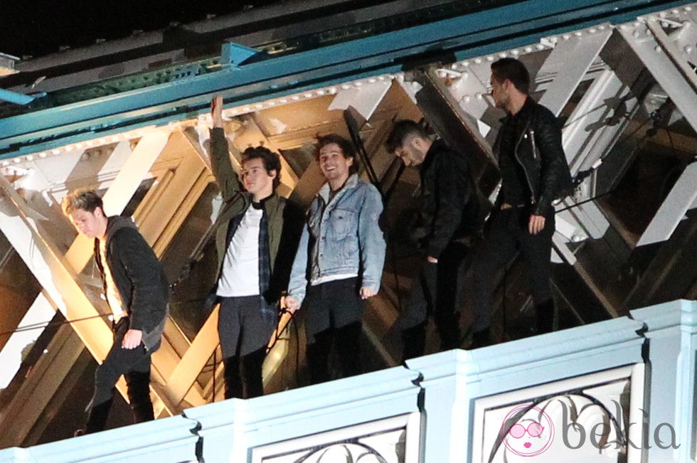 One Direction, sin miedo a las alturas, sobre el Puente de la Torre de Londres en el rodaje de su último videoclip