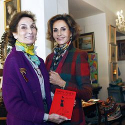 Naty Abascal y su hermana Ana María en el acto de presentación del libro '100% Naty'