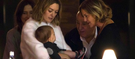 Amancio Ortega, Flora Pérez y Marta Ortega hacen carantoñas al pequeño Amancio