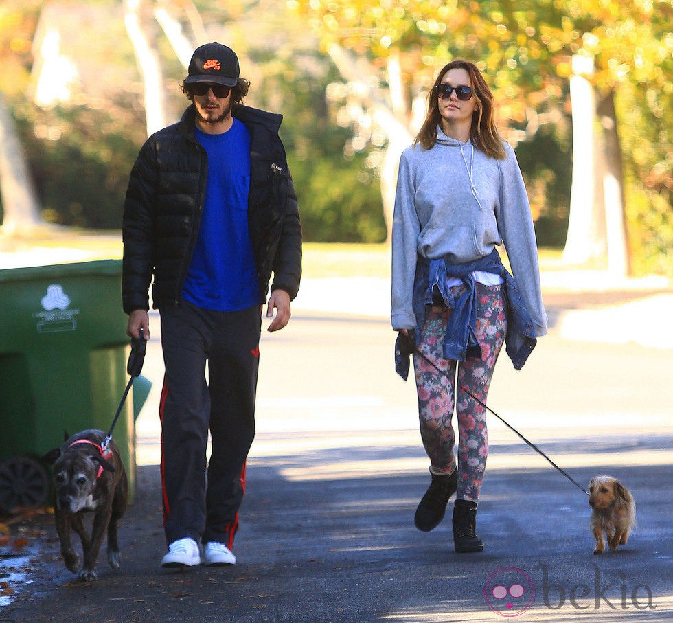 Adam Brody y Leighton Meester pasean por Los Angeles