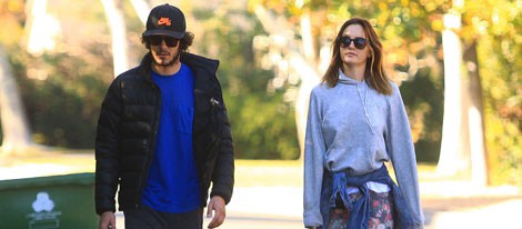 Adam Brody y Leighton Meester pasean por Los Angeles