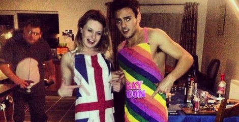 Tom Daley con su delantal de 'Icono gay'