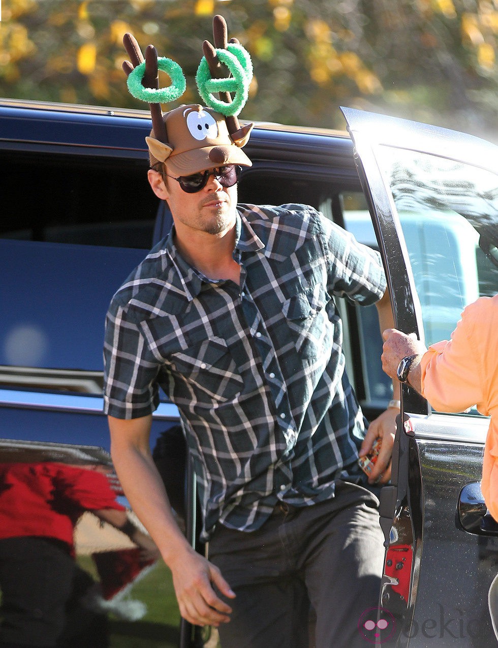 Josh Duhamel con una gorra de cuernos de reno el Día de Navidad