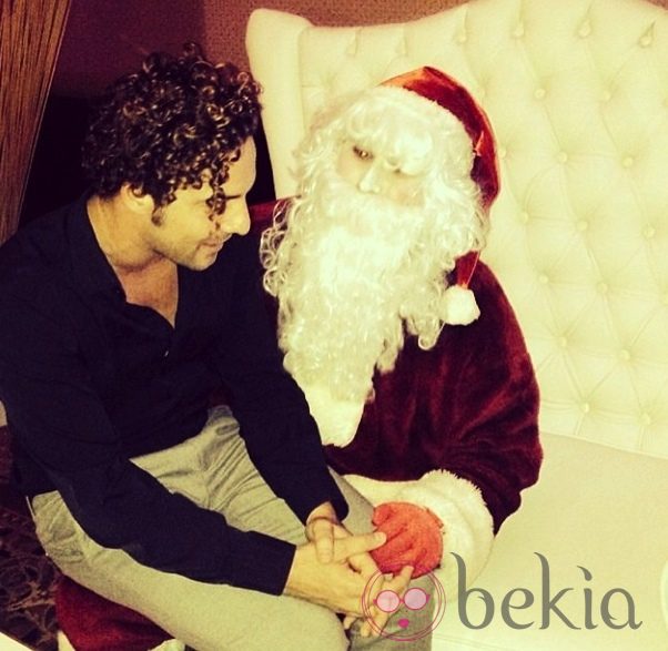 David Bisbal sentado en las rodillas de Papá Noel