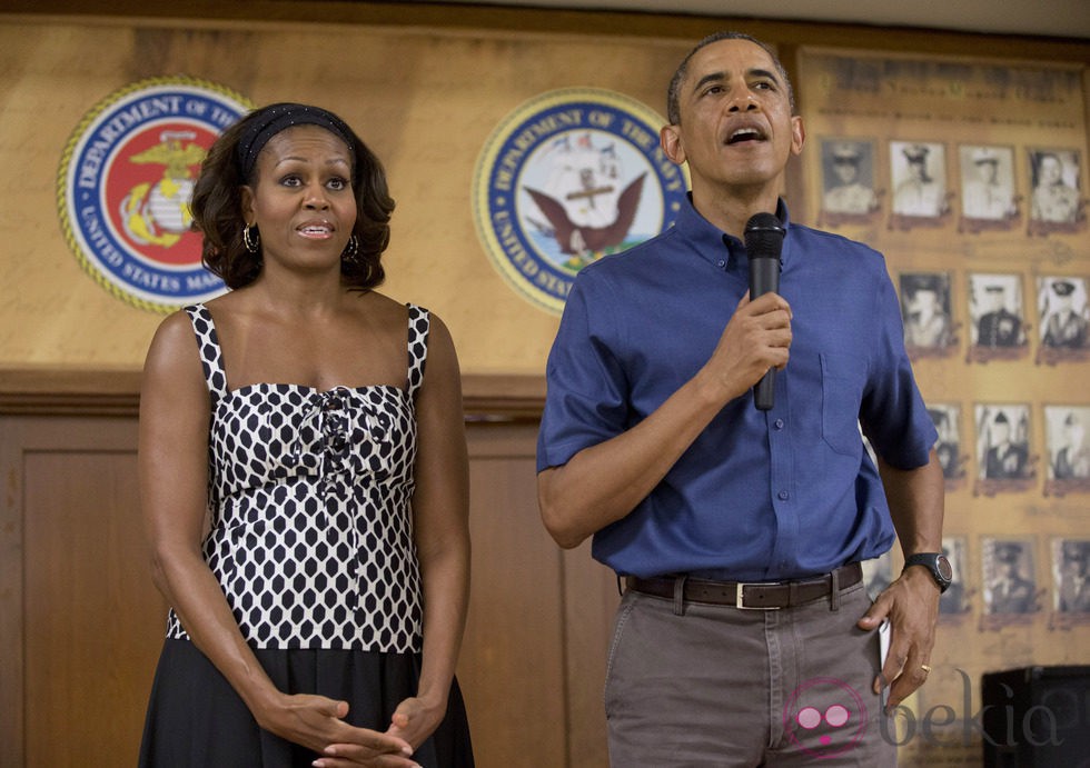 Barack y Michelle Obama visitan la Base Militar de Hawaii el Día de Navidad