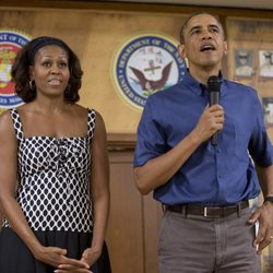 Barack y Michelle Obama visitan la Base Militar de Hawaii el Día de Navidad