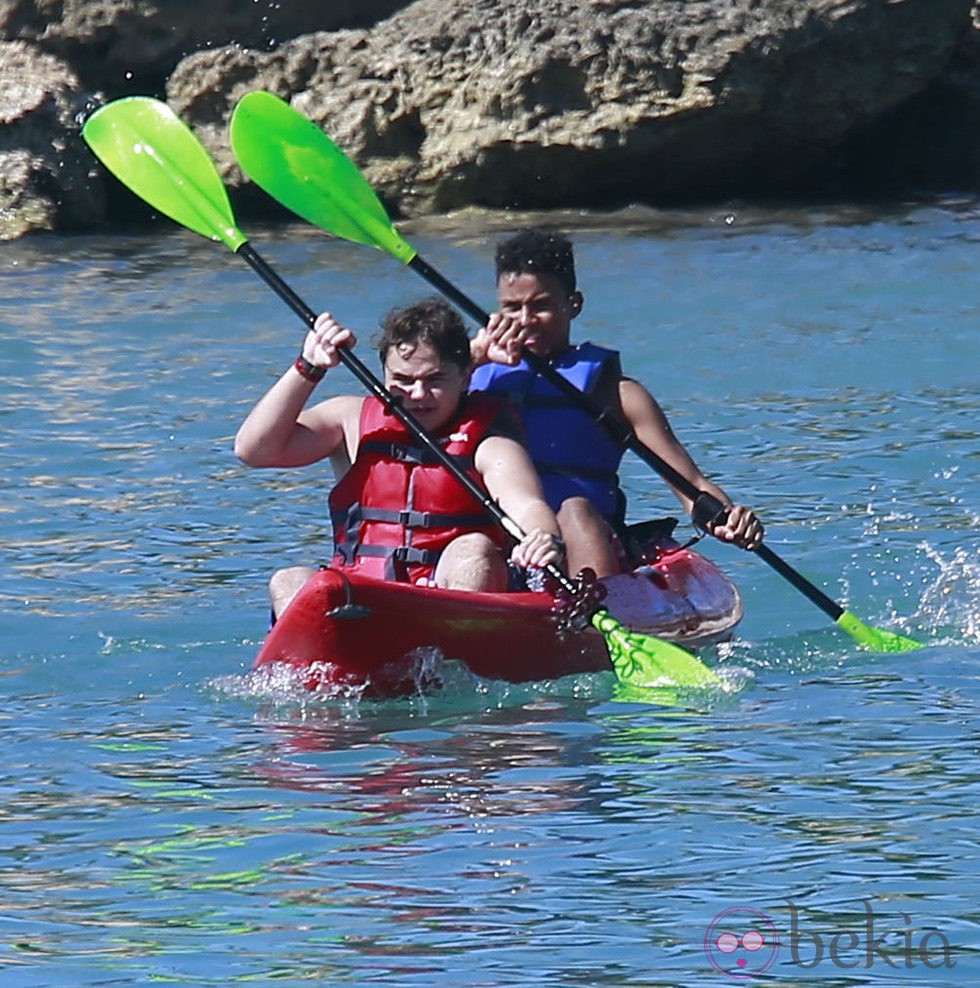 Prince Jackson junto a un amigo en Hawai