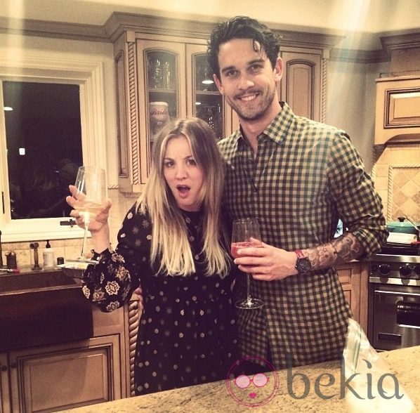 Kaley Cuoco y Ryan Sweeting brindan por su primera Navidad juntos