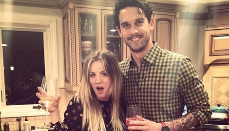 Kaley Cuoco y Ryan Sweeting brindan por su primera Navidad juntos