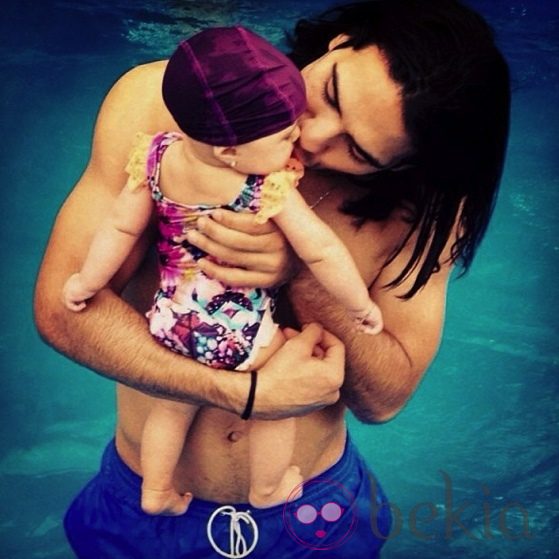 Falcao con su hija Dominique en la piscina durante las vacaciones de Navidad