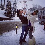 Daniella Semaan y Cesc Fábregas con su hija Lia en la nieve