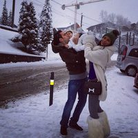 Daniella Semaan y Cesc Fábregas con su hija Lia en la nieve