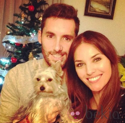 Helen Lindes y Rudy Fernández felicitan la Navidad con su perrita Bella