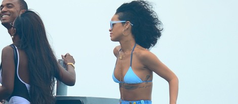 Rihanna disfruta de un paseo en barco en sus vacaciones en Barbados