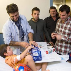 Jordi Alba, Antonio Orozco y Rubén Marín reparten regalos a los niños en el Hospital Joan XIII de Tarragona