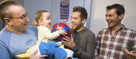 Jordi Alba y Rubén Marín repartiendo regalos a los niños en el Hospital Joan XXIII de Tarragona