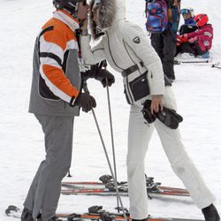 Mar Flores y Javier Merino se dan un beso durante sus vacaciones invernales en Baqueira Beret