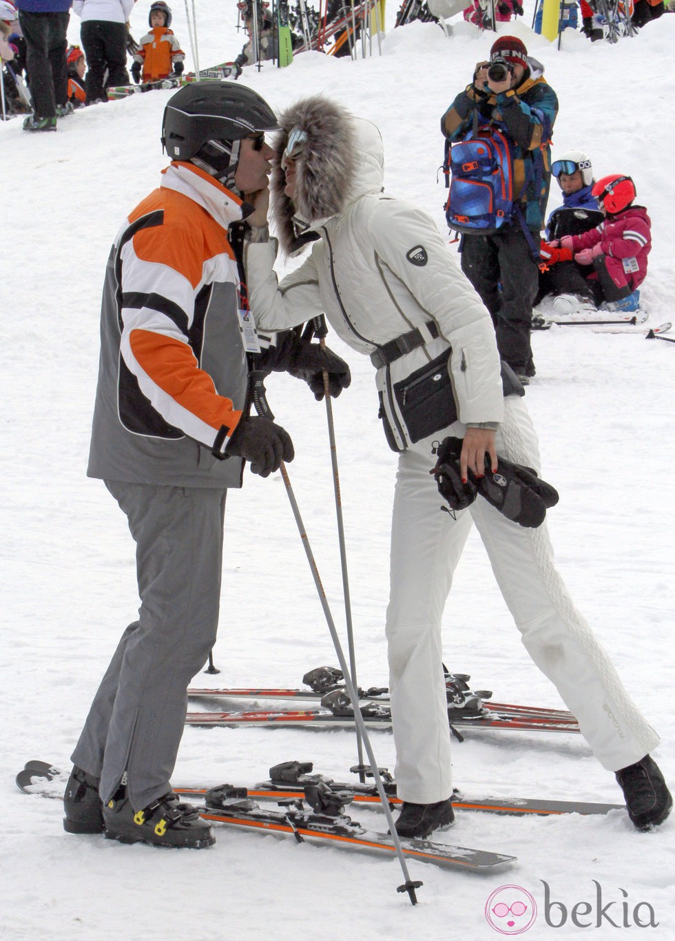 Mar Flores y Javier Merino se dan un beso durante sus vacaciones invernales en Baqueira Beret