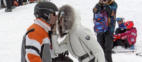 Mar Flores y Javier Merino se dan un beso durante sus vacaciones invernales en Baqueira Beret