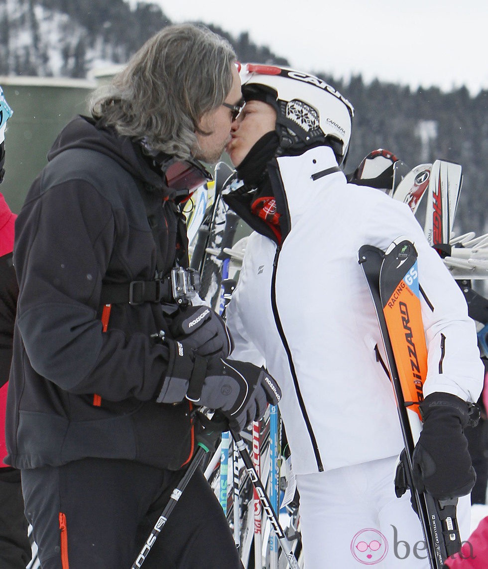 Belén Rueda y su novio se dan un beso durante sus vacaciones invernales en Baqueira Beret