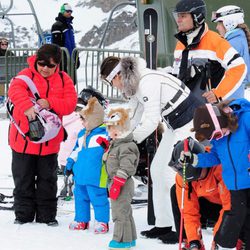 Mar Flores y Javier Merino junto a sus hijos en sus vacaciones en Baqueira Beret