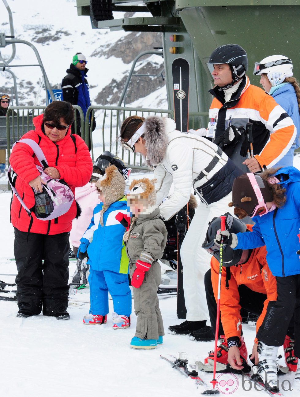 Mar Flores y Javier Merino junto a sus hijos en sus vacaciones en Baqueira Beret