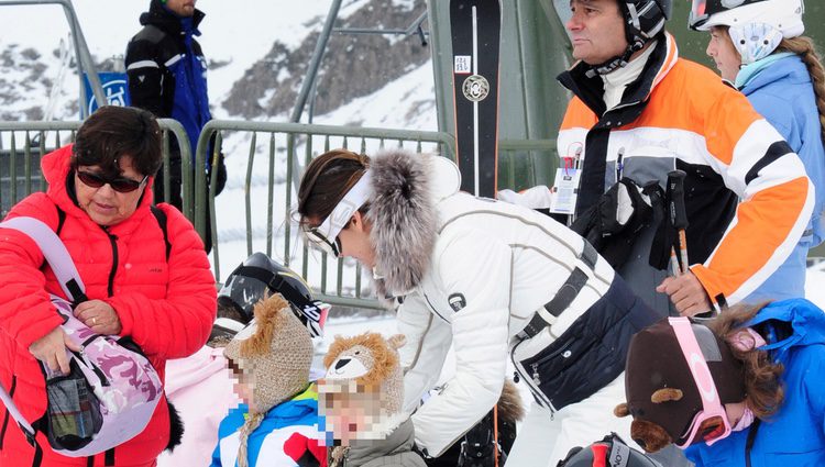 Mar Flores y Javier Merino junto a sus hijos en sus vacaciones en Baqueira Beret