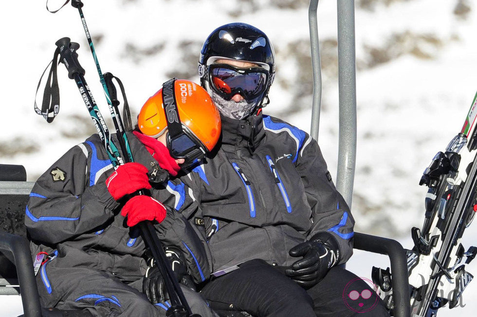 La Infanta Elena y Victoria Federica esquiando en Baqueira Beret