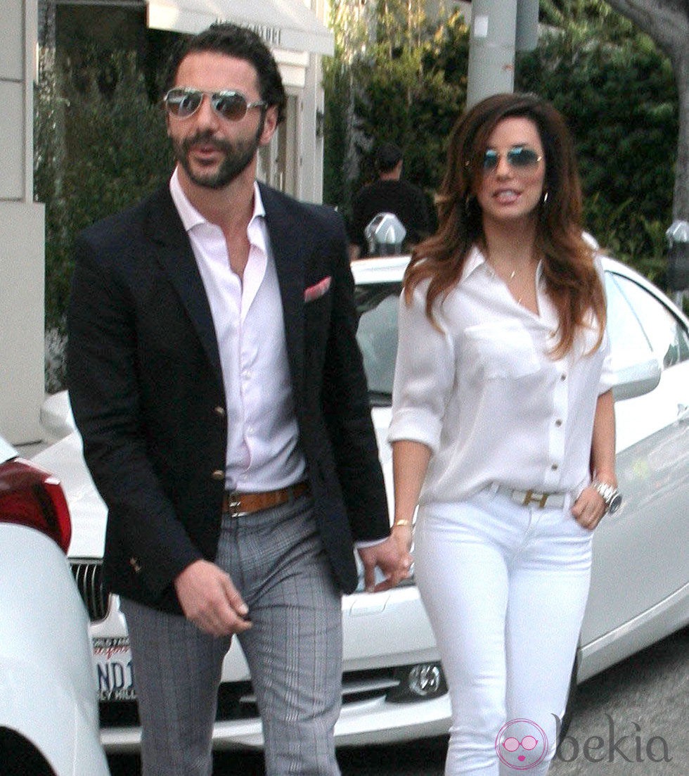 Eva Longoria y José Antonio Bastón pasean cogidos de la mano por Los Ángeles